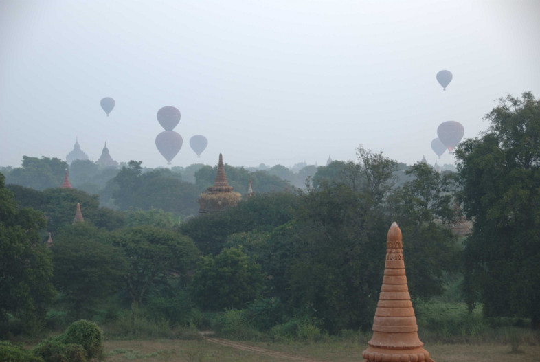 Bagan, Myanmar: baloons