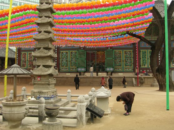 Praying at Jinsinsari pagoda